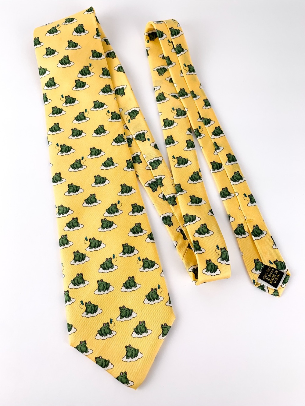 Vintage Alynn frog tie butter yellow silk necktie with green bull frogs pattern